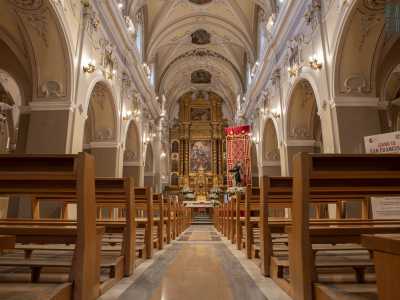 Mentre all�interno della chiesa...